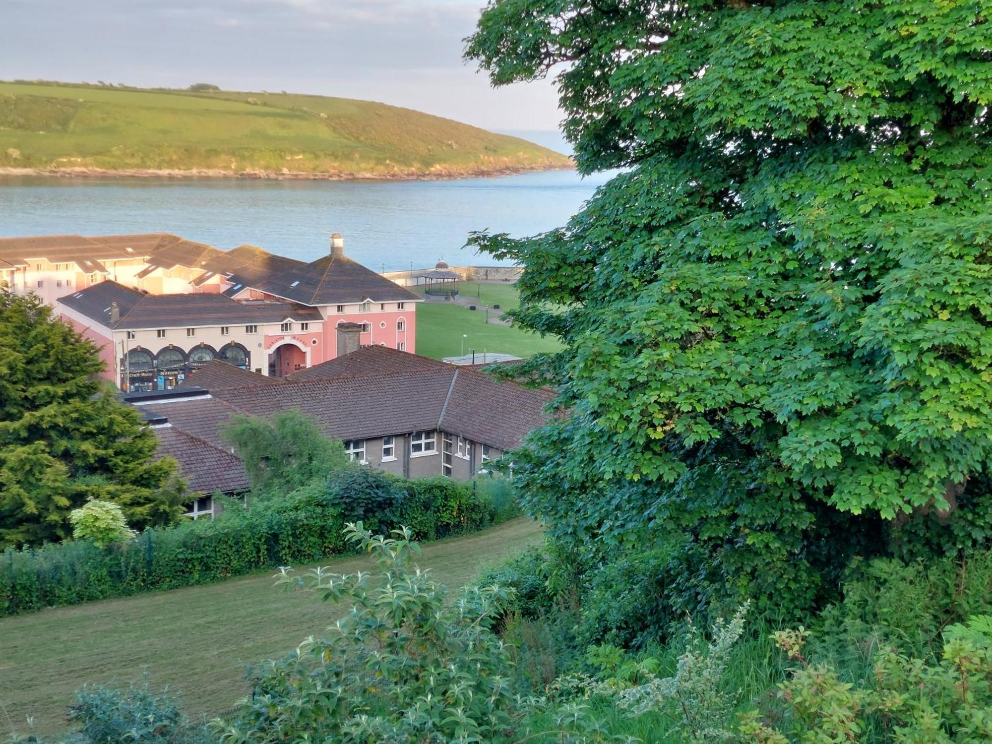 Sea Whispers - My Charming Costal Retreat In Youghal Kültér fotó