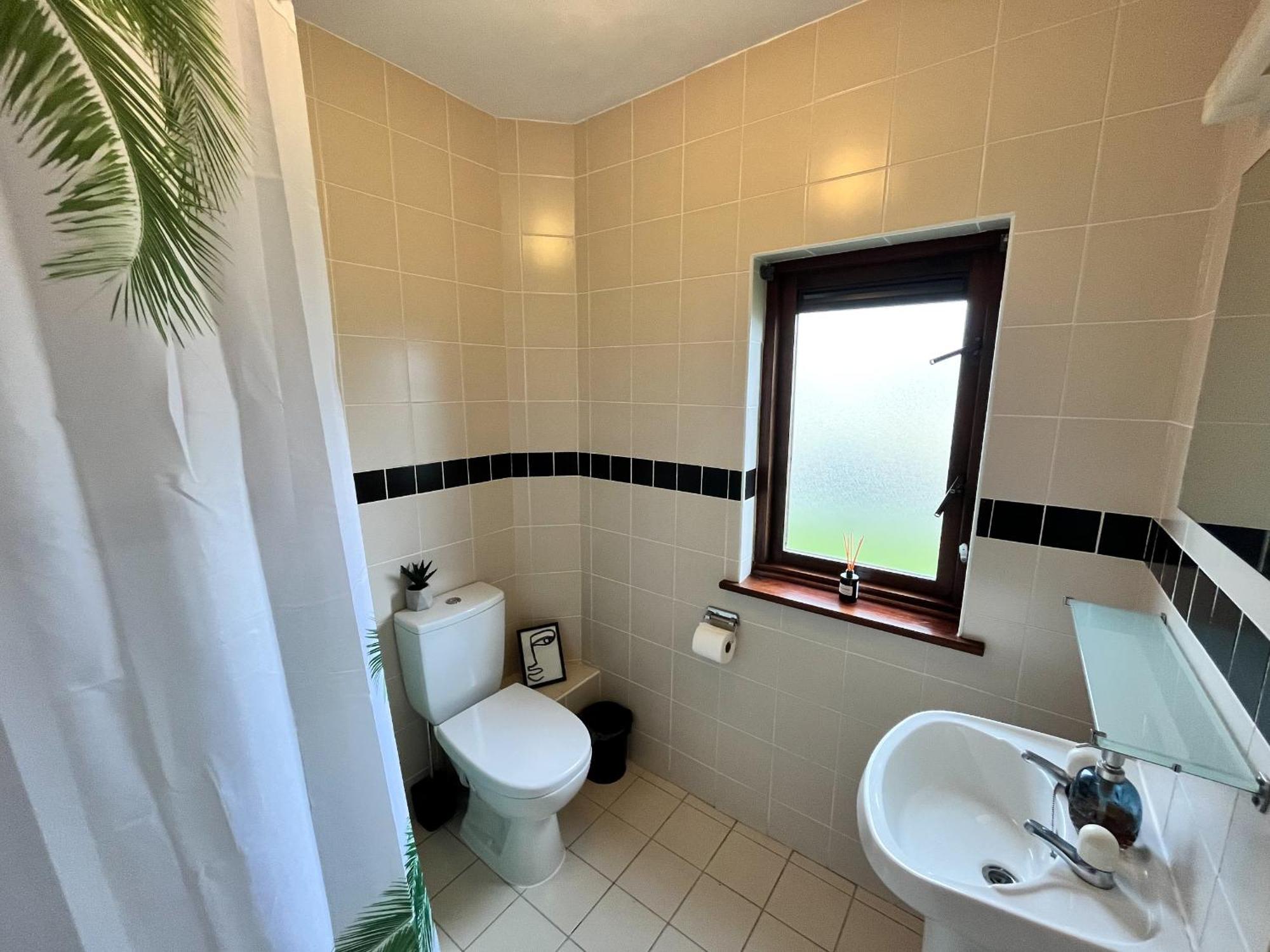 Sea Whispers - My Charming Costal Retreat In Youghal Kültér fotó